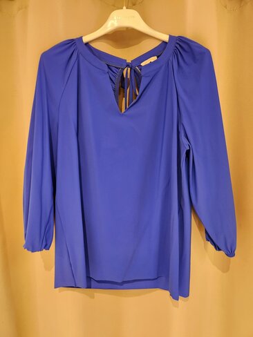 Due Amanti blouse Hall peacock v-neck SS25