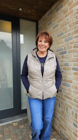 Monari bodywarmer met kap greige FW25