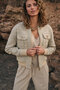 Due Amanti Isla t-shirt dark sand v-neck SS25